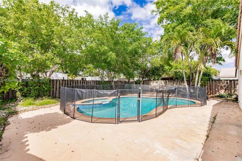 Tiny photo for 1414 E Harmony Lake Cir, Davie, FL 33324 (MLS # A12004499)