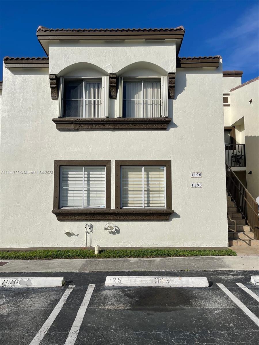Beautiful and spacious 3 bedrooms, 2 bathroom TownHouse. This well-kept house features a modern kitchen,
charming fixtures, and tile and wood flooring all throughout. Washer and Dryer. Private valcony. Is perfect
for entertaining family and friends! Conveniently located near Dolphin Mall, restaurants, family-friendly parks,
public and private schools, FIU, and major road arteries such as turpinke.
