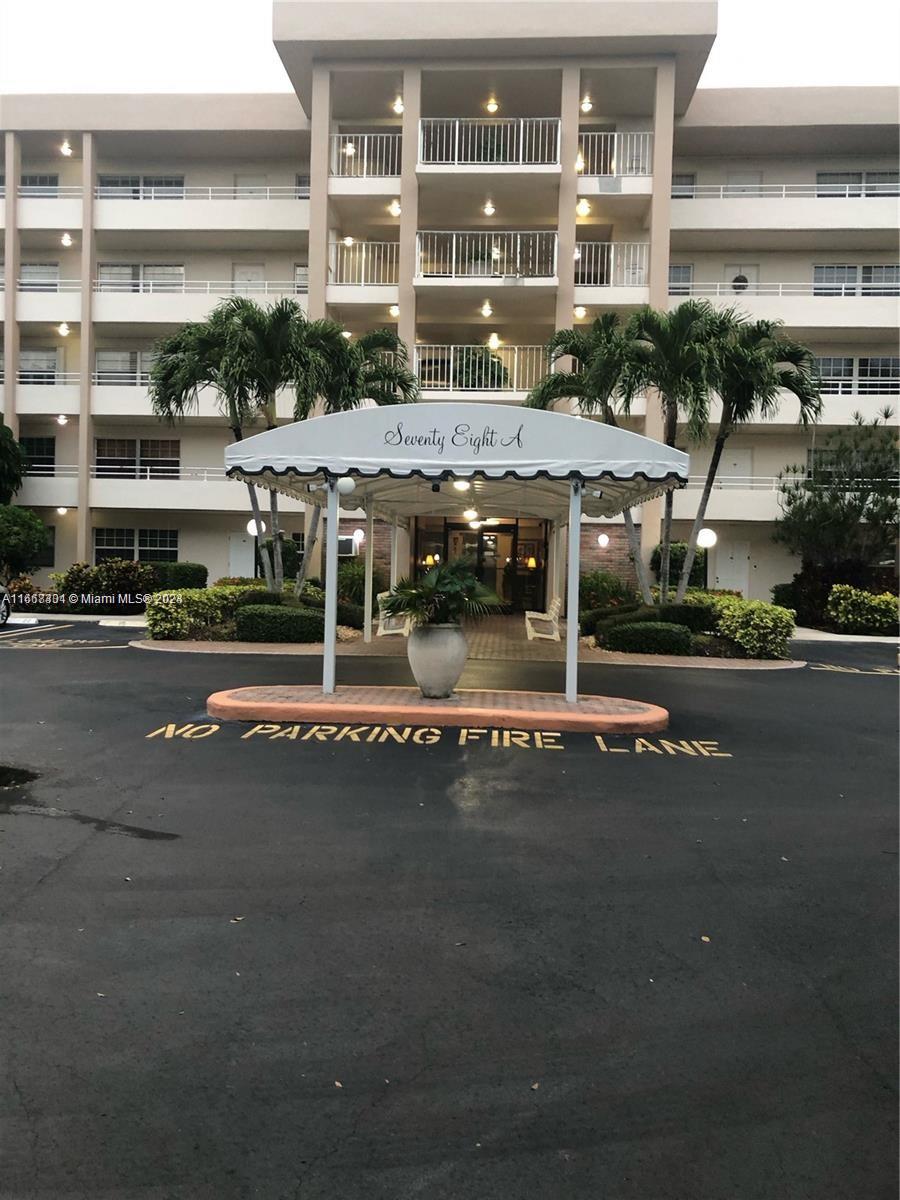 Rental Property at 3970 Oaks Clubhouse Dr 302, Pompano Beach, Broward County, Florida - Bedrooms: 3 
Bathrooms: 2  - $3,800 MO.