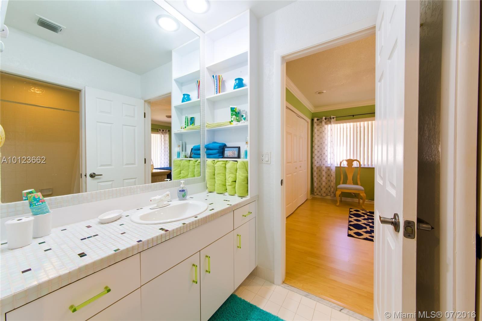 Glenoaks 113-41 B - Residential