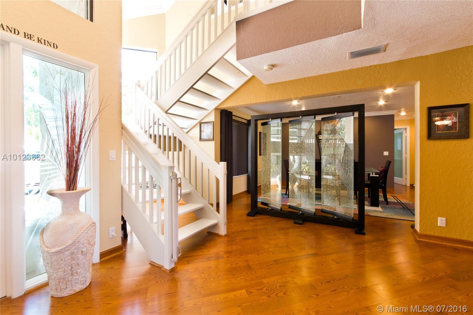 Glenoaks 113-41 B - Residential