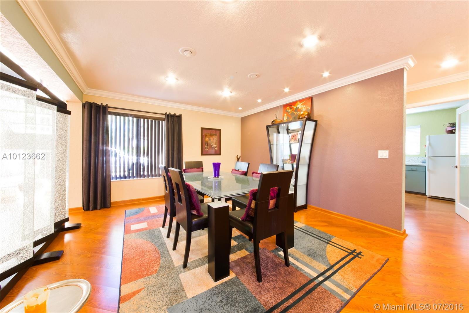 Glenoaks 113-41 B - Residential