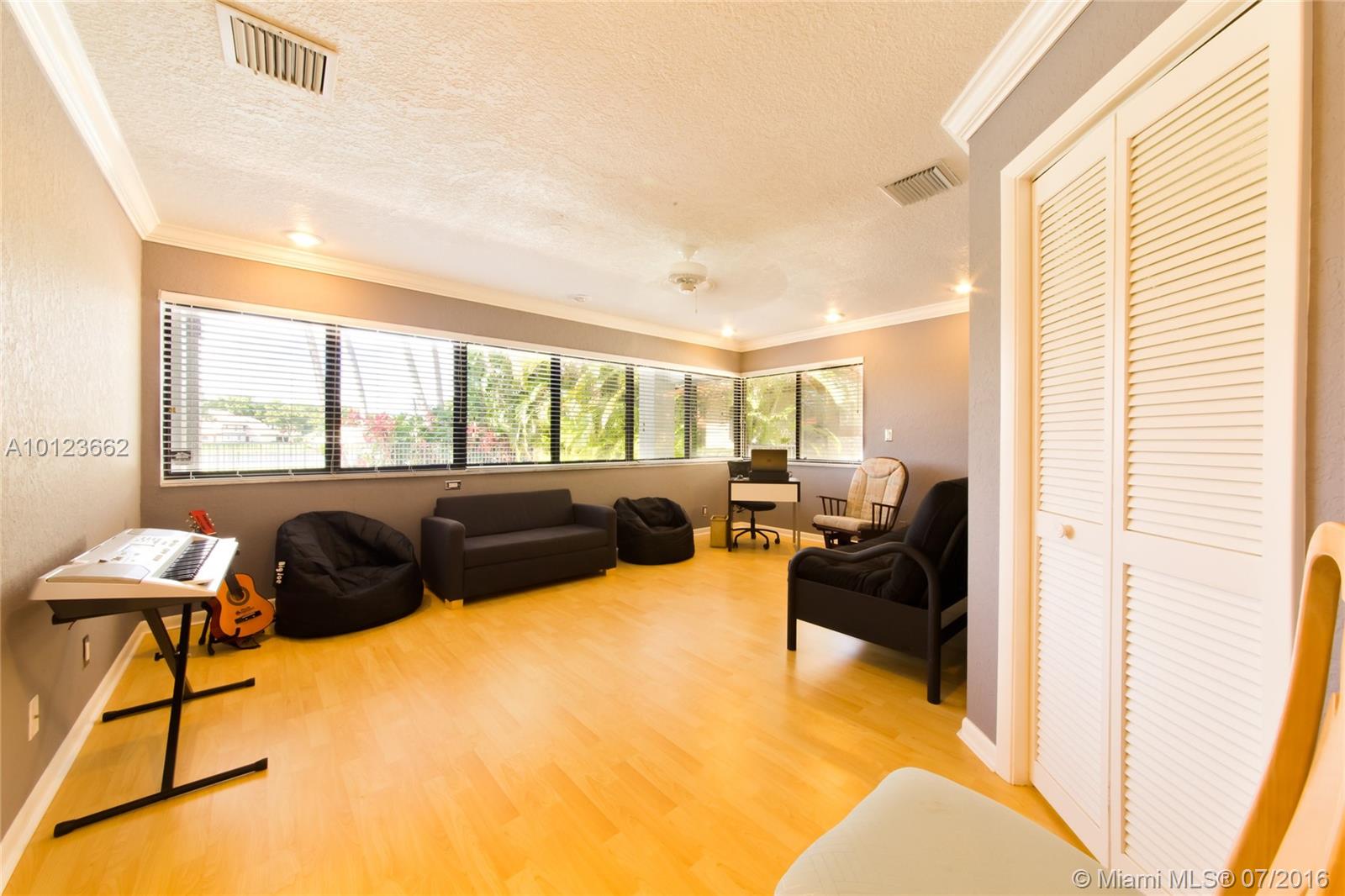 Glenoaks 113-41 B - Residential