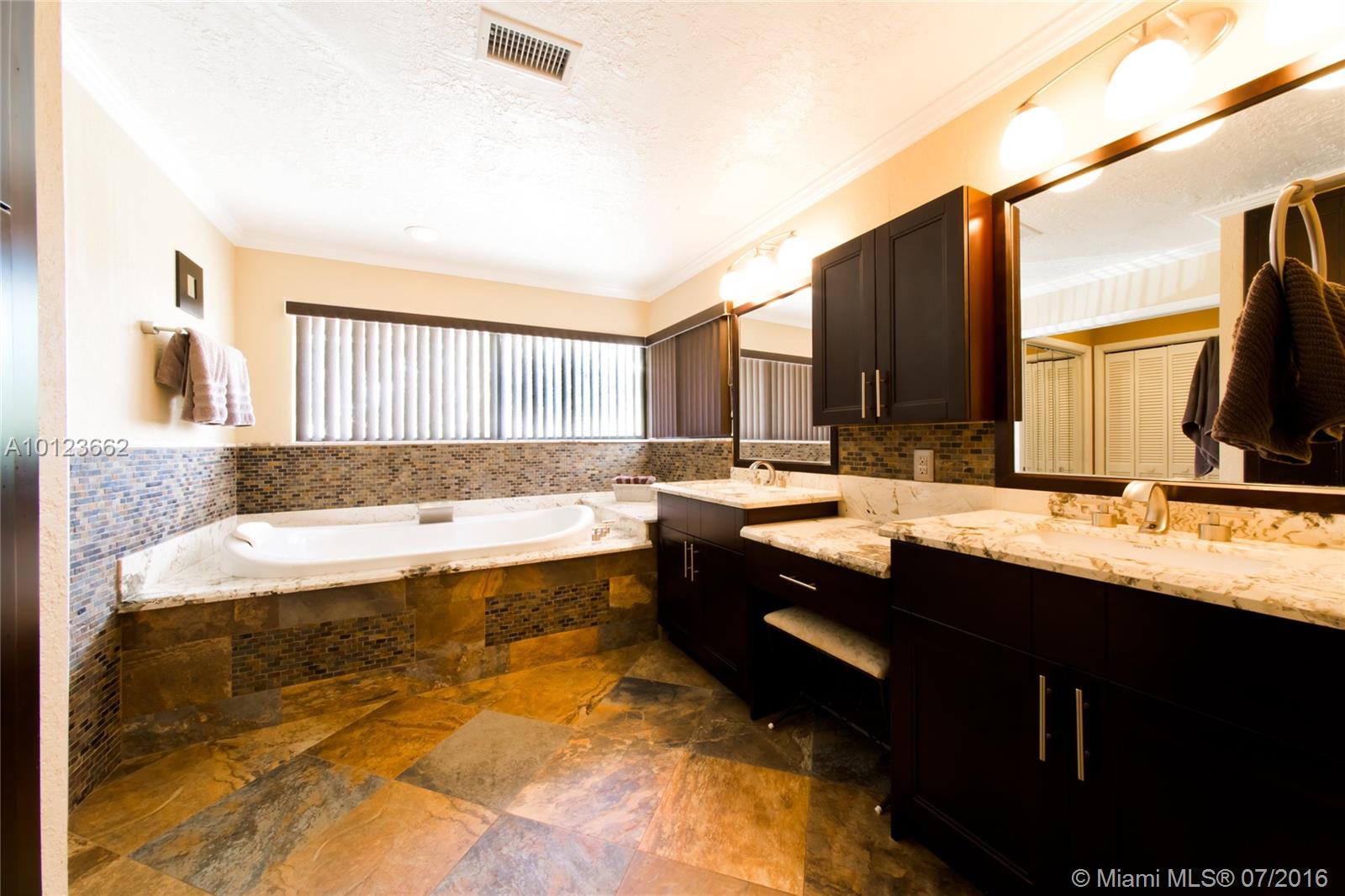 Glenoaks 113-41 B - Residential