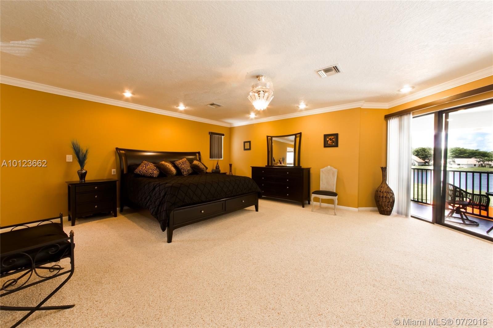 Glenoaks 113-41 B - Residential