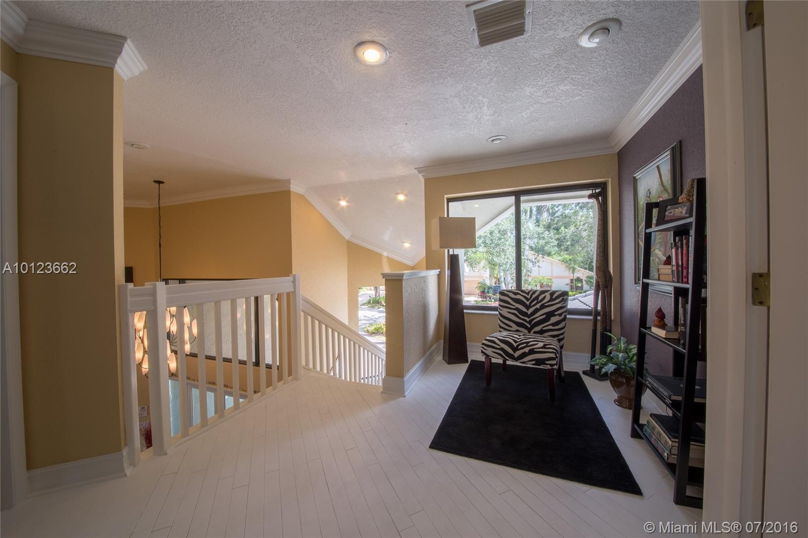 Glenoaks 113-41 B - Residential