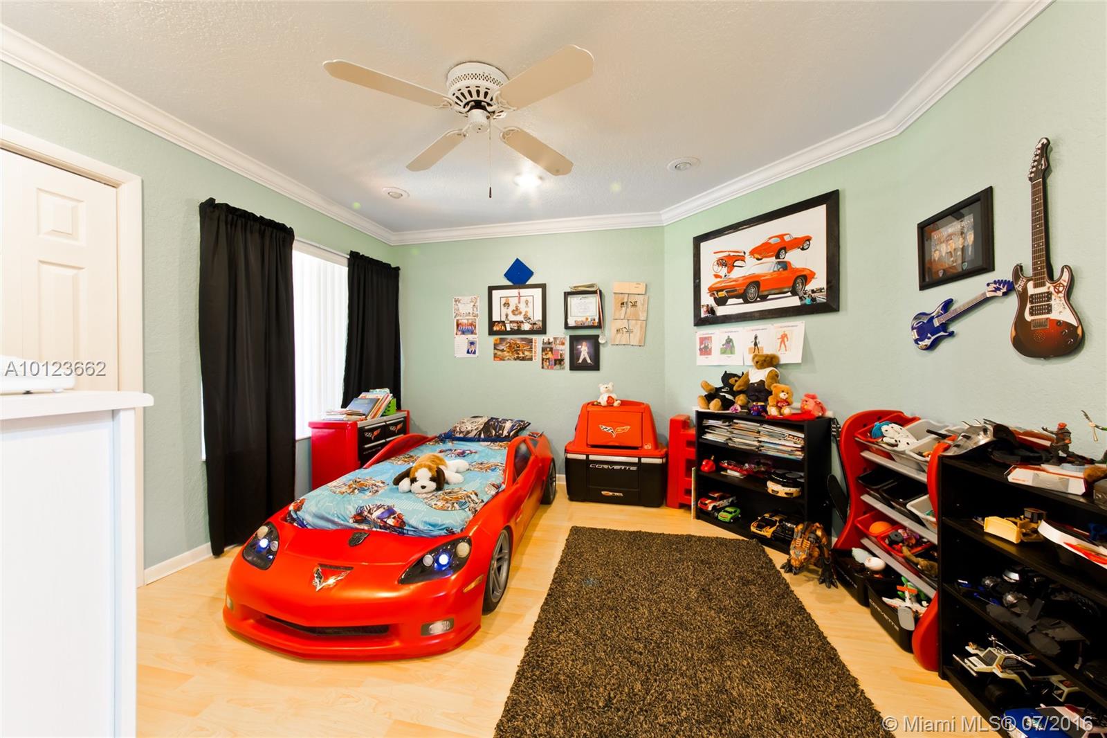 Glenoaks 113-41 B - Residential