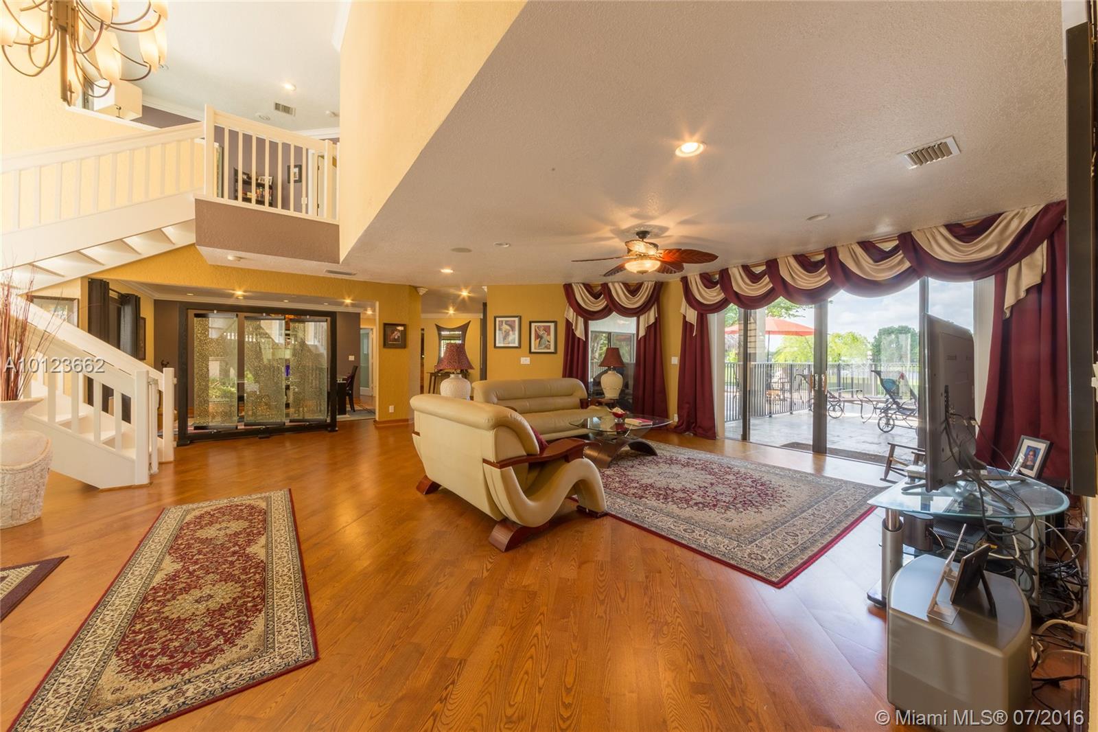 Glenoaks 113-41 B - Residential