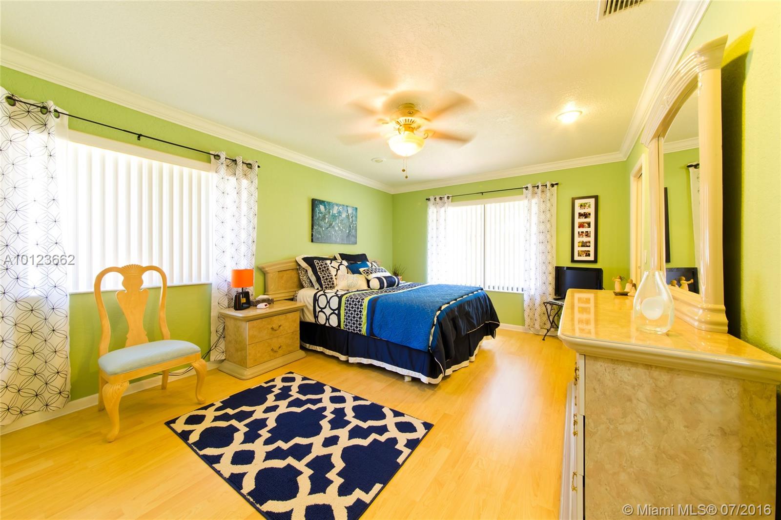 Glenoaks 113-41 B - Residential