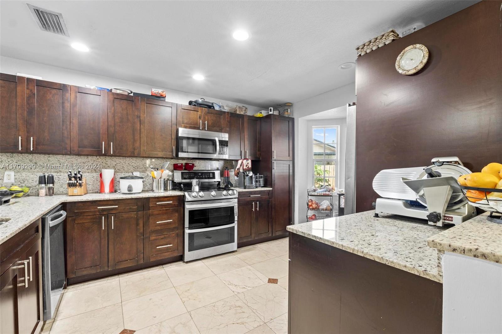 COUNTRY WALK LAKESIDE PAT - Residential