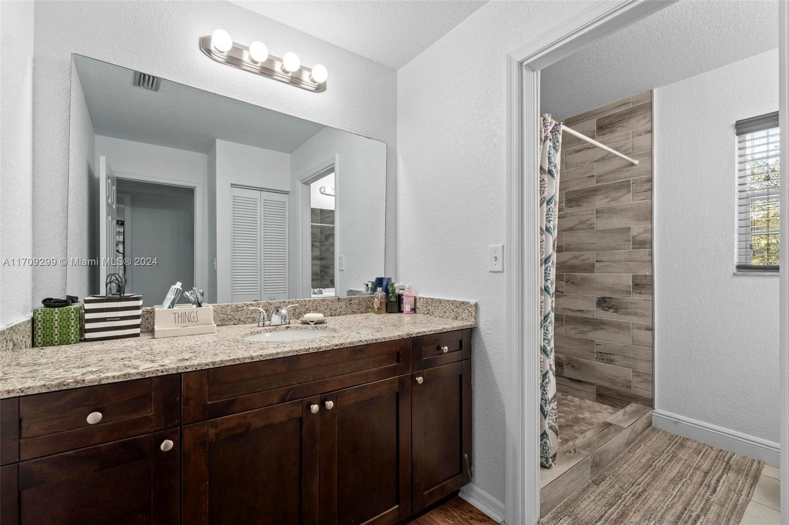 COUNTRY WALK LAKESIDE PAT - Residential