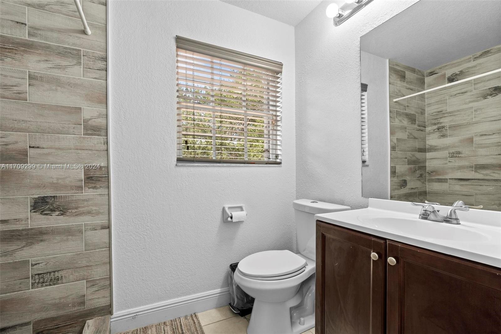 COUNTRY WALK LAKESIDE PAT - Residential