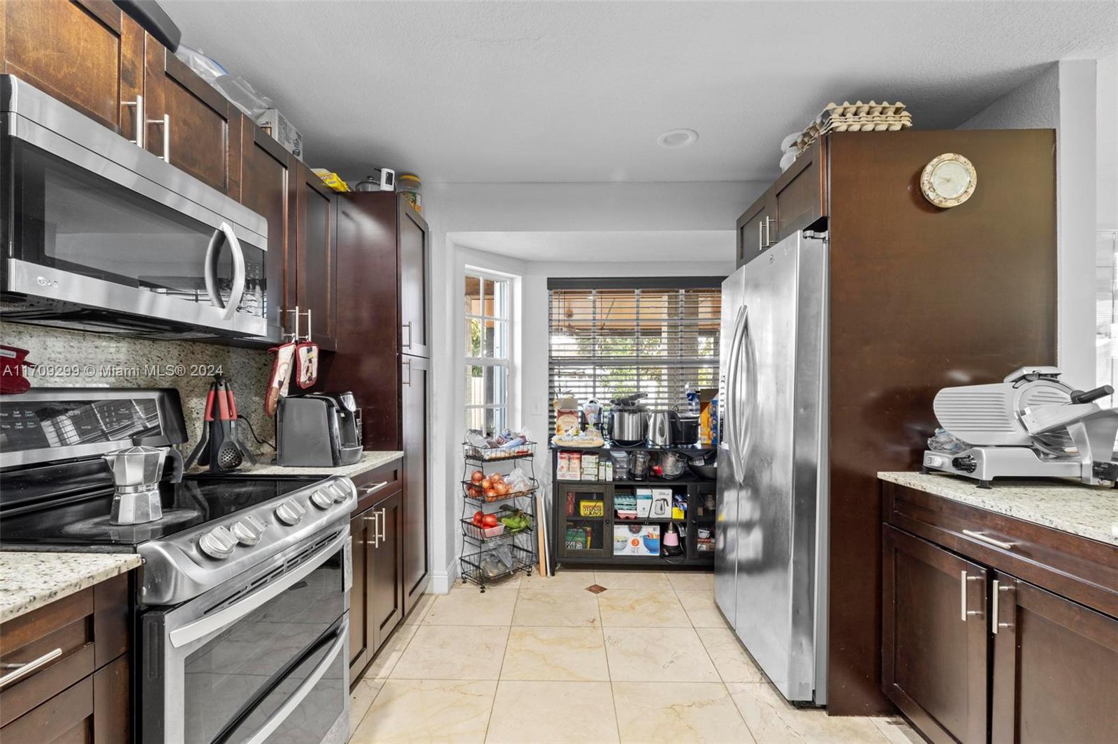 COUNTRY WALK LAKESIDE PAT - Residential