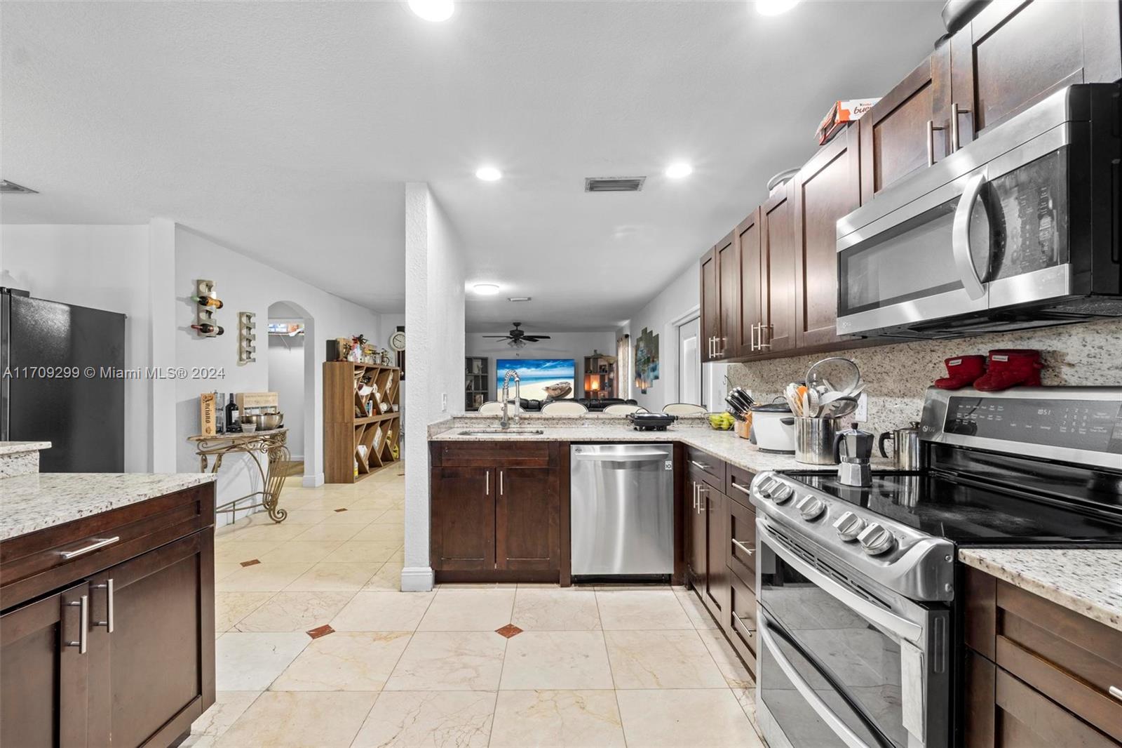 COUNTRY WALK LAKESIDE PAT - Residential