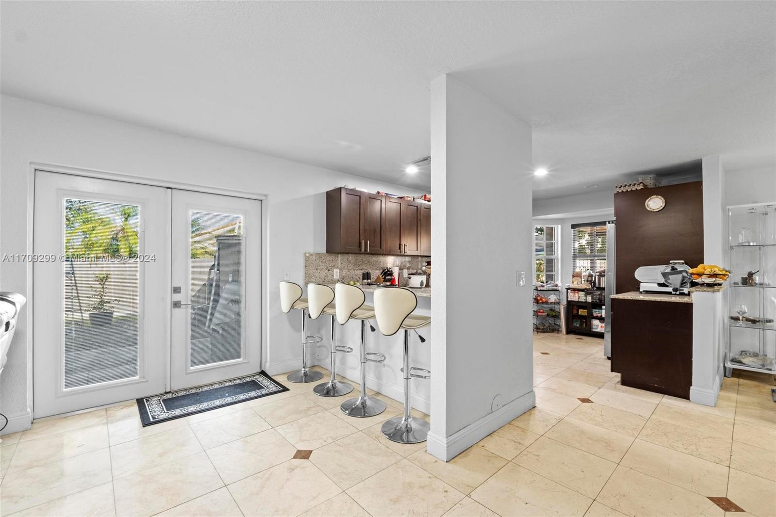 COUNTRY WALK LAKESIDE PAT - Residential