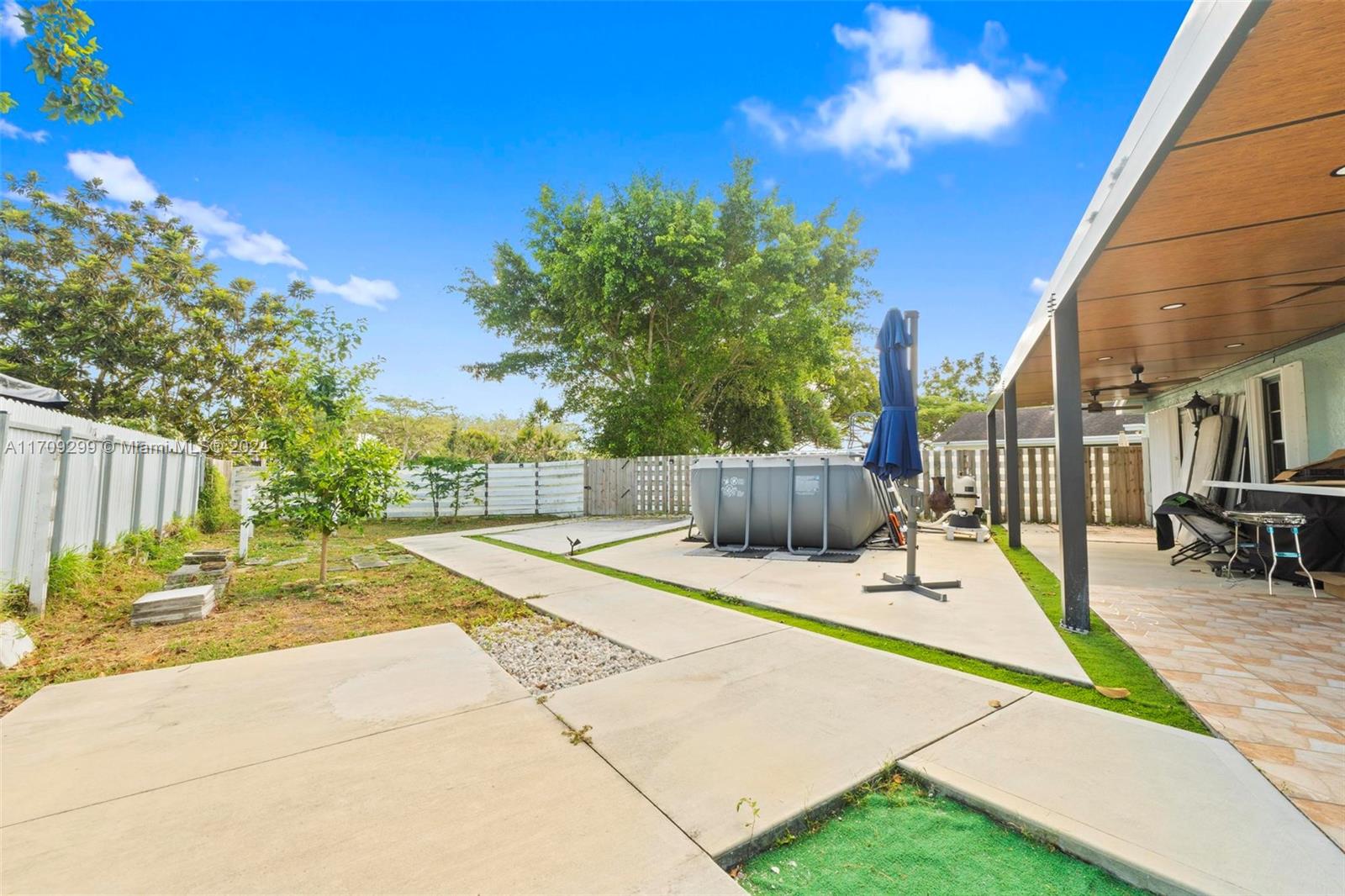 COUNTRY WALK LAKESIDE PAT - Residential