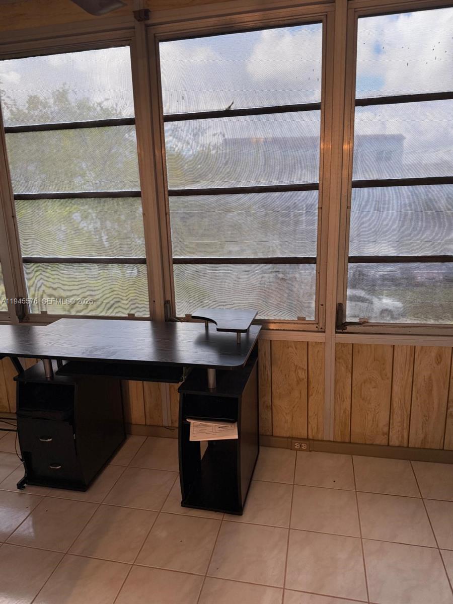 SOMERSET AT LAUDERDALE LA - Residential