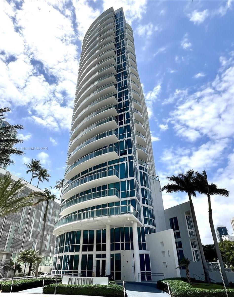 Stylish Condo with Beautiful Bay & Skyline Views! Enjoy views of Biscayne Bay & the Miami skyline from this magnificent 2-bed, 2-bath condo at the exclusive Platinum Condo! This unit features laminated floors, Italian-designed cabinets, stainless steel appliances, granite countertops, and an in-unit washer & dryer for ultimate convenience. Resort-style amenities include a lap pool on the 6th floor, state-of-the-art fitness center, sauna, heated pool, spa,BBQ area,concierge,and 24-hour security. Located in the heart of Edgewater, you're just minutes from Midtown, Wynwood, the Design District, Downtown, I-95, 836, and the Beaches. Walk to Publix, Starbucks, top restaurants, and vibrant nightlife! Experience luxury and convenience in one of Miami’s most desirable locations!