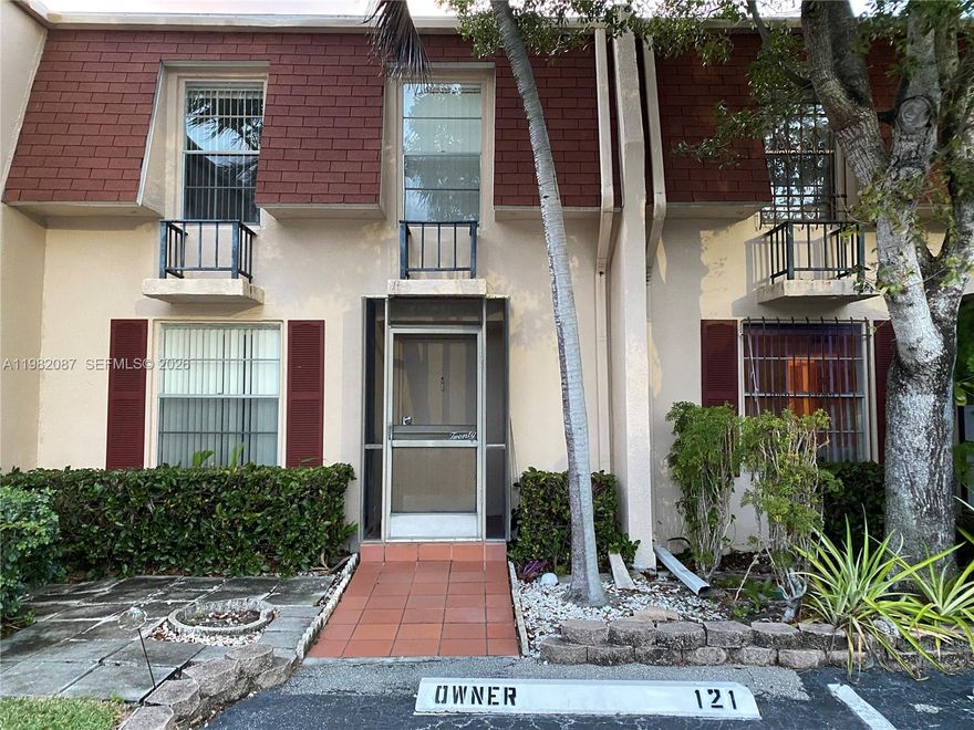 Beautiful 3 bedroom townhouse in the hart of desirable Three Island area. One bedroom on a first floor. Proof of stable income and proof of funds required.  Please tex listing agent for details.