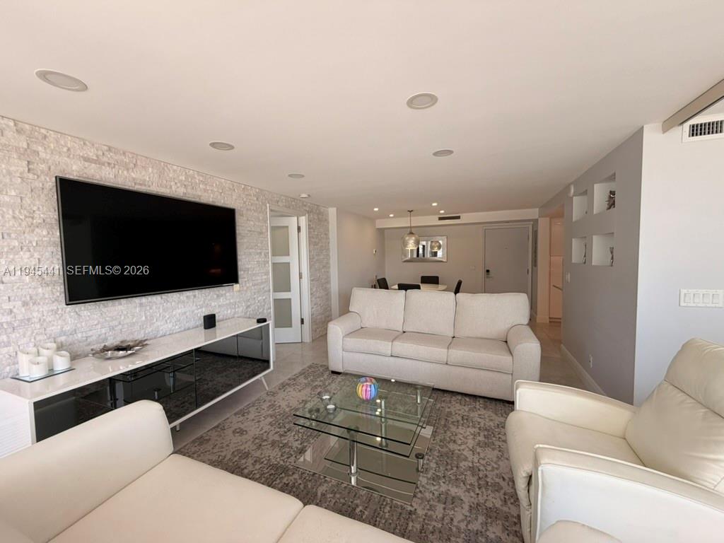 531 N Ocean Blvd 404