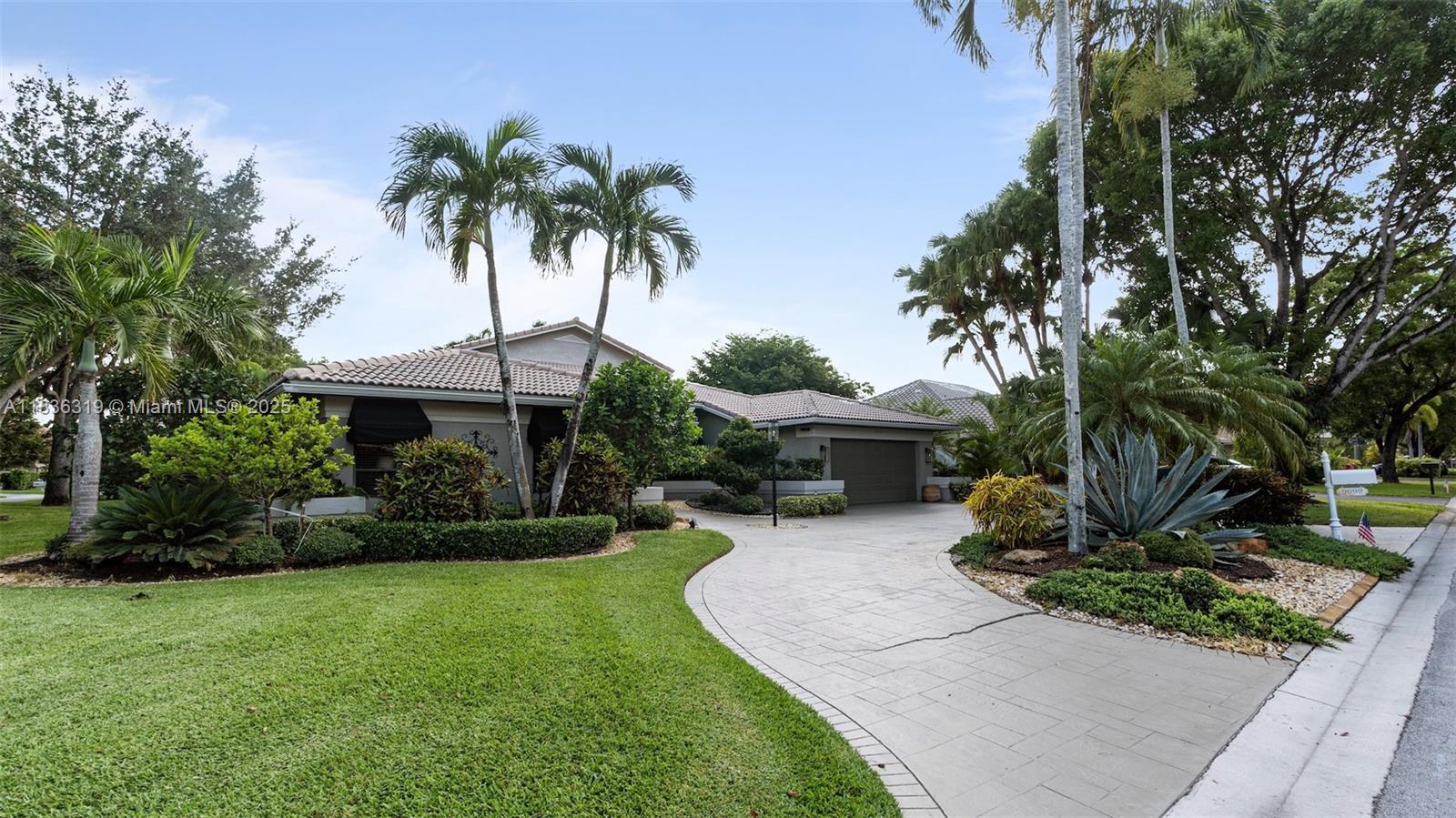 9099 NW 47th Ct, Coral Springs, FL, 33067/$919,900 2 9099 NW 47th Ct