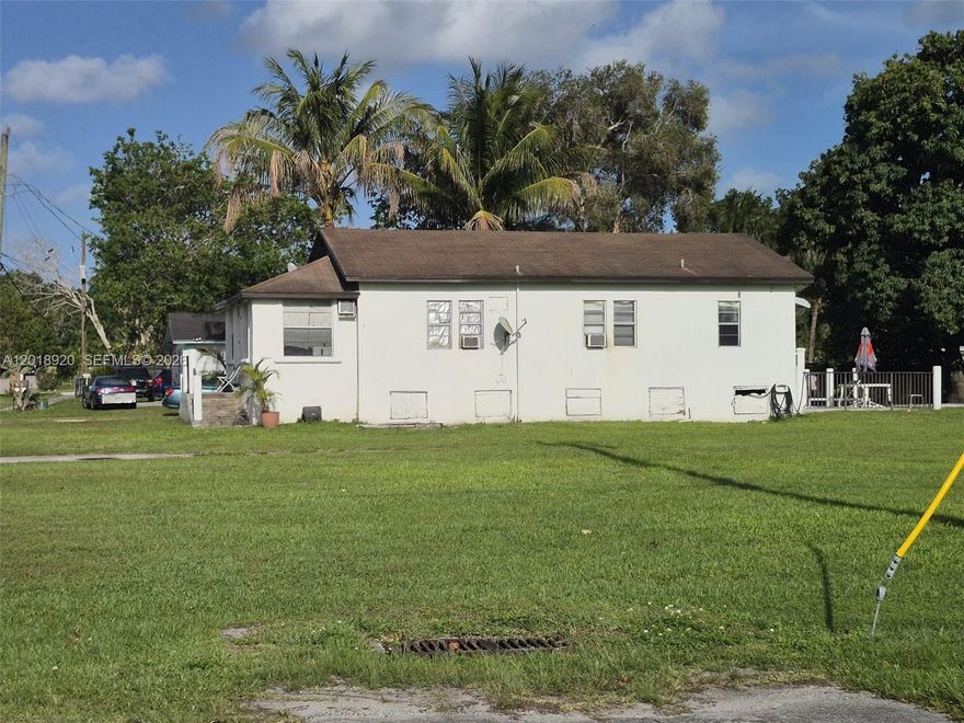 Investor dreaming opportunity. Single family house of 3 bedrooms and 2 baathroms. Corner hug lot. The property is almost one acre .Big lot good to rebuild more than one house. Close to school, shopping center, fast access to major expressway.