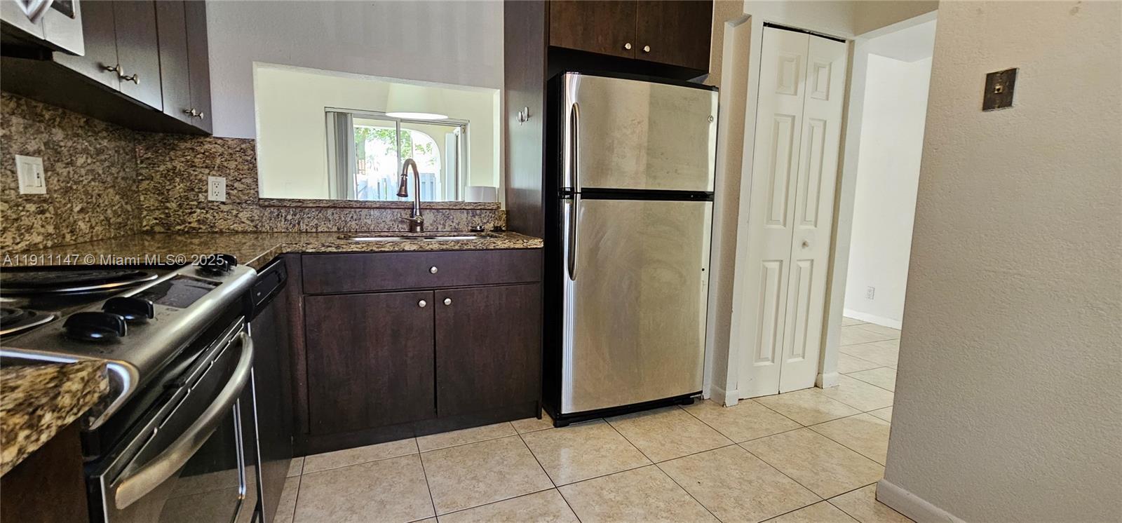 COUNTRY ISLES PHASE II - Residential Lease