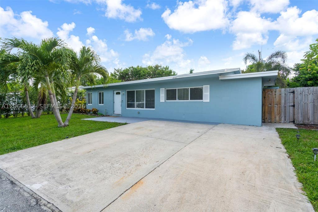 Photo of 2721 NE 8th Ave, Pompano Beach, FL 33064 (MLS # A12066517)