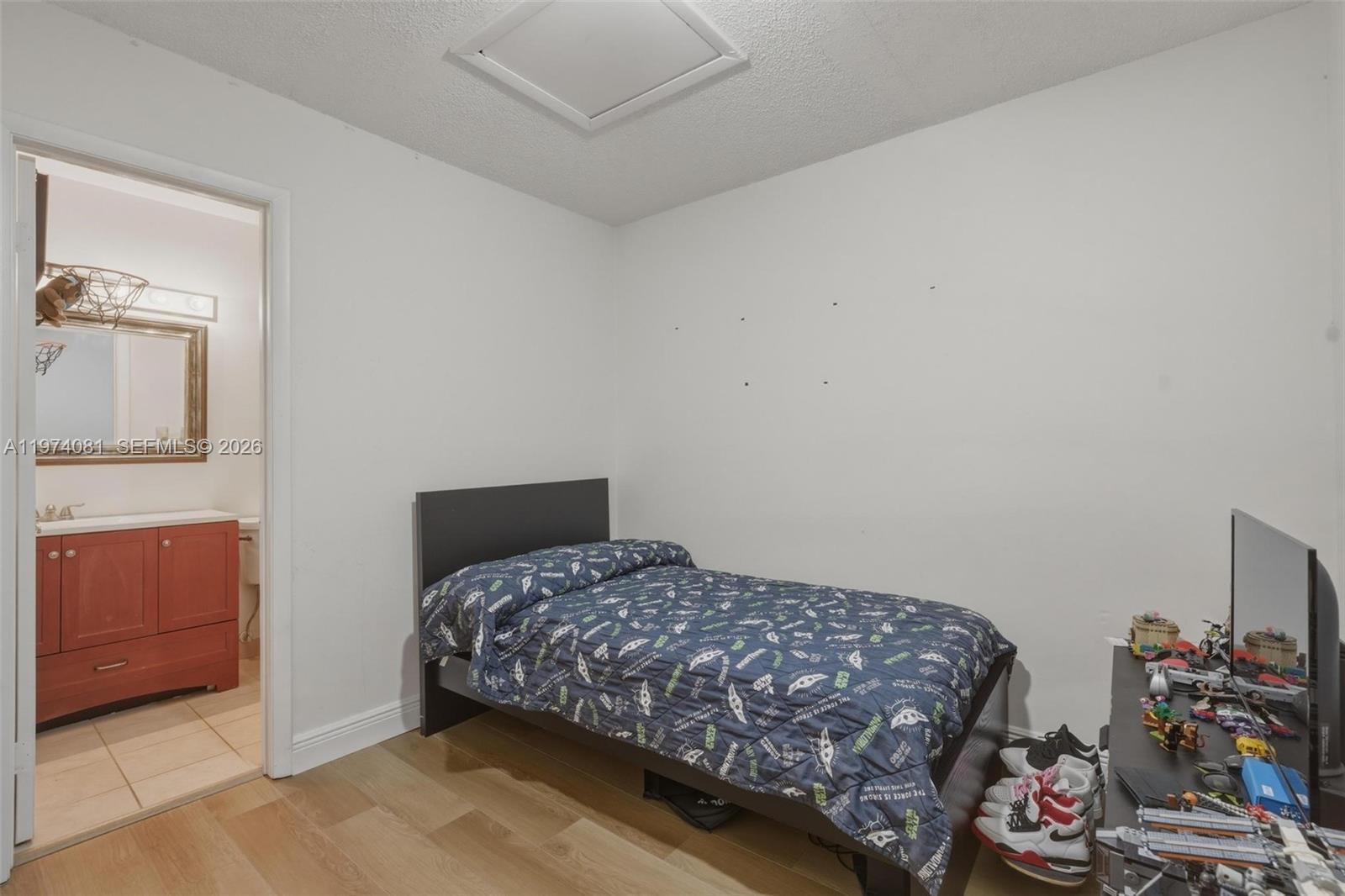 OAKWOOD ON THE GREEN COND - Residential