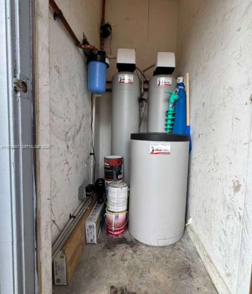 OAKWOOD ON THE GREEN COND - Residential