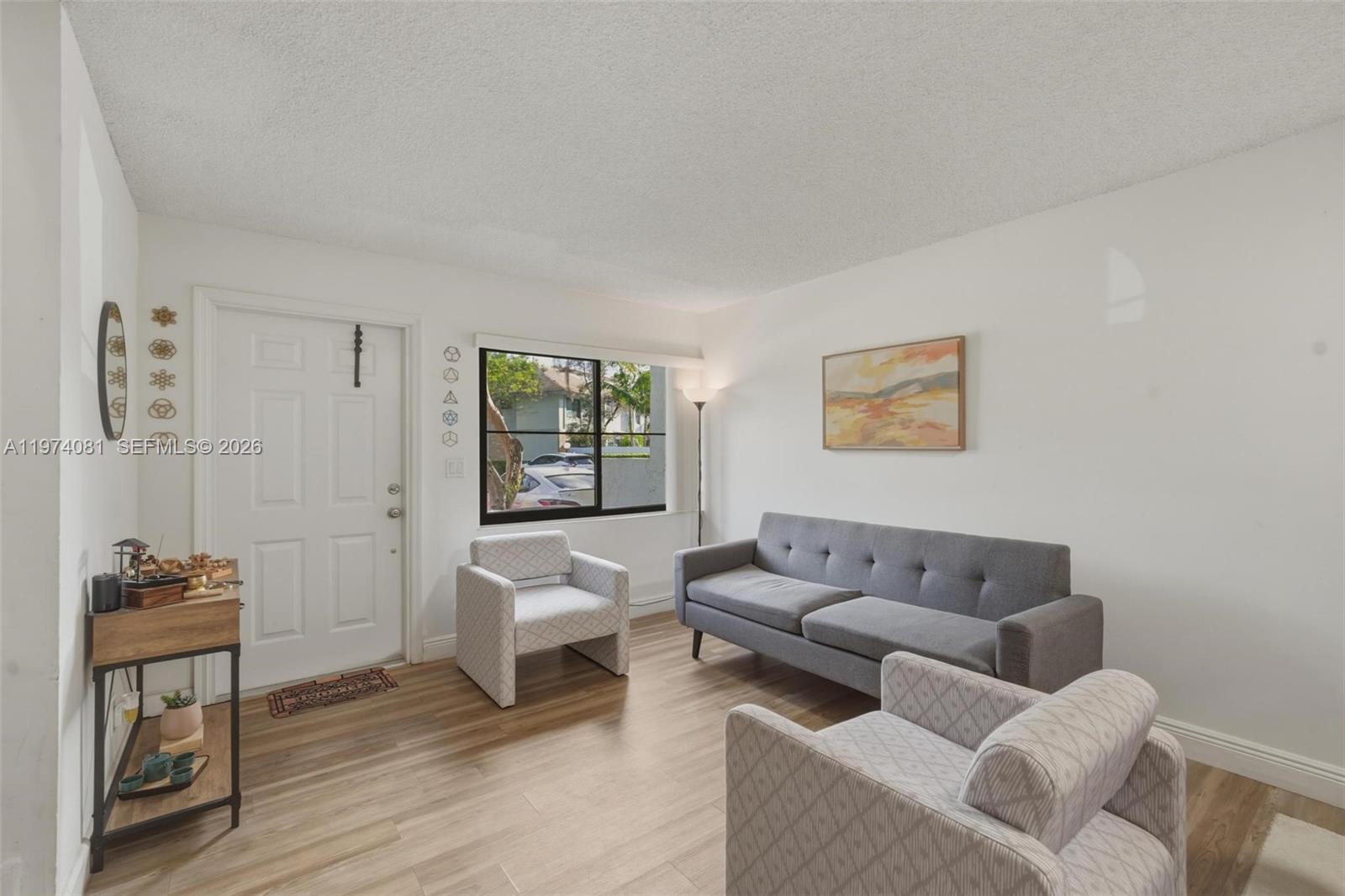 9853 Riverside Dr 8-24