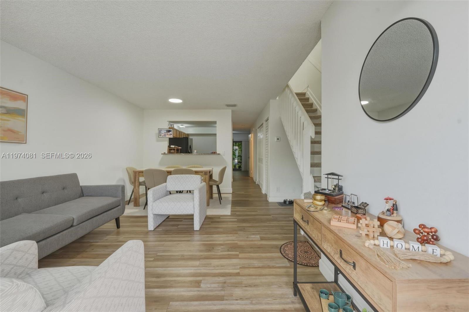 9853 Riverside Dr 8-24