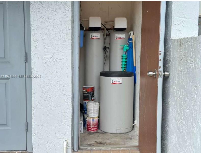 OAKWOOD ON THE GREEN COND - Residential