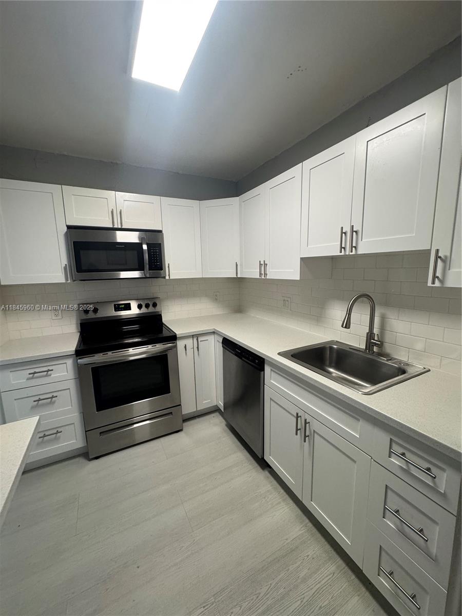 2/2 apartment with a remodel kitchen. Couples blocks from Biscayne Blvd, Walgreens, Wholefood, Panera Bread, and more also close to bus stop. This amazing apartment is locates in a great community gated, elevator and parking assigned with laundry room in the same floor. The building has a nice swimming pool. Association require a security deposit equal to one month rent. Owner require first and deposit