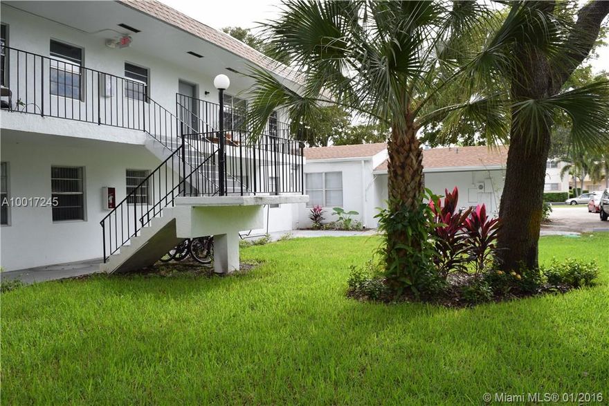 Completely renovated 2 story building in the heart of Hollywood. This building is 100% occupied with pre-screened and well qualified tenants. There is a laundry room on the premises. 9 units in 3 buildings. Great investment opportunity.