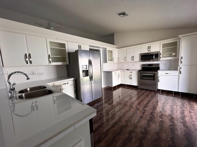 EXECUTIVE ESTATES - Residential Lease