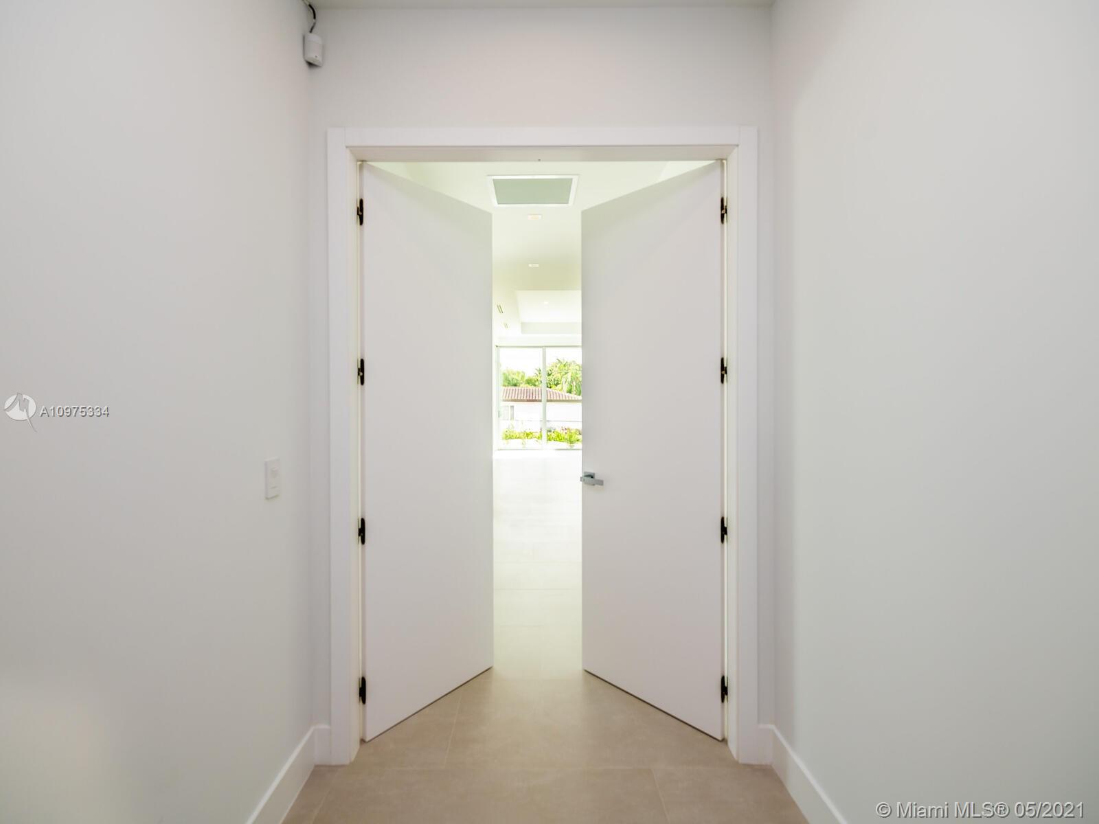 TOWN & RANCH ESTS - Residential