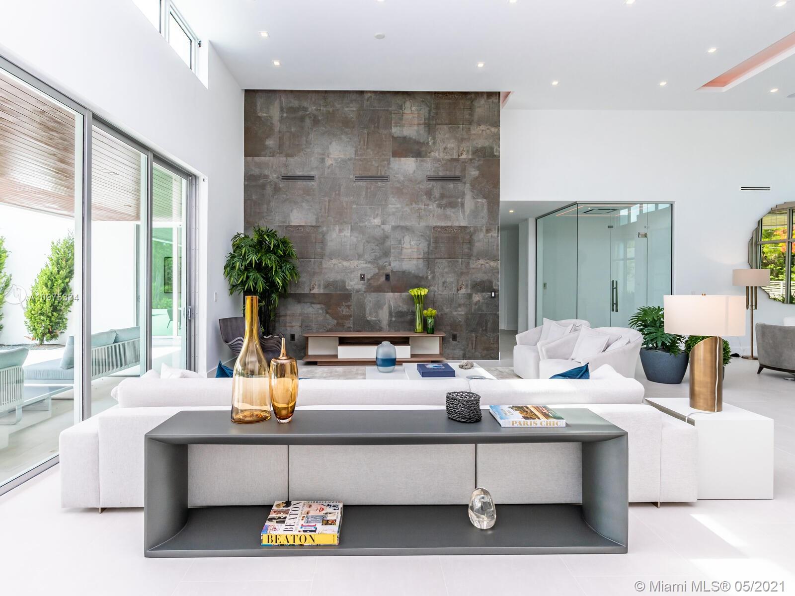 TOWN & RANCH ESTS - Residential