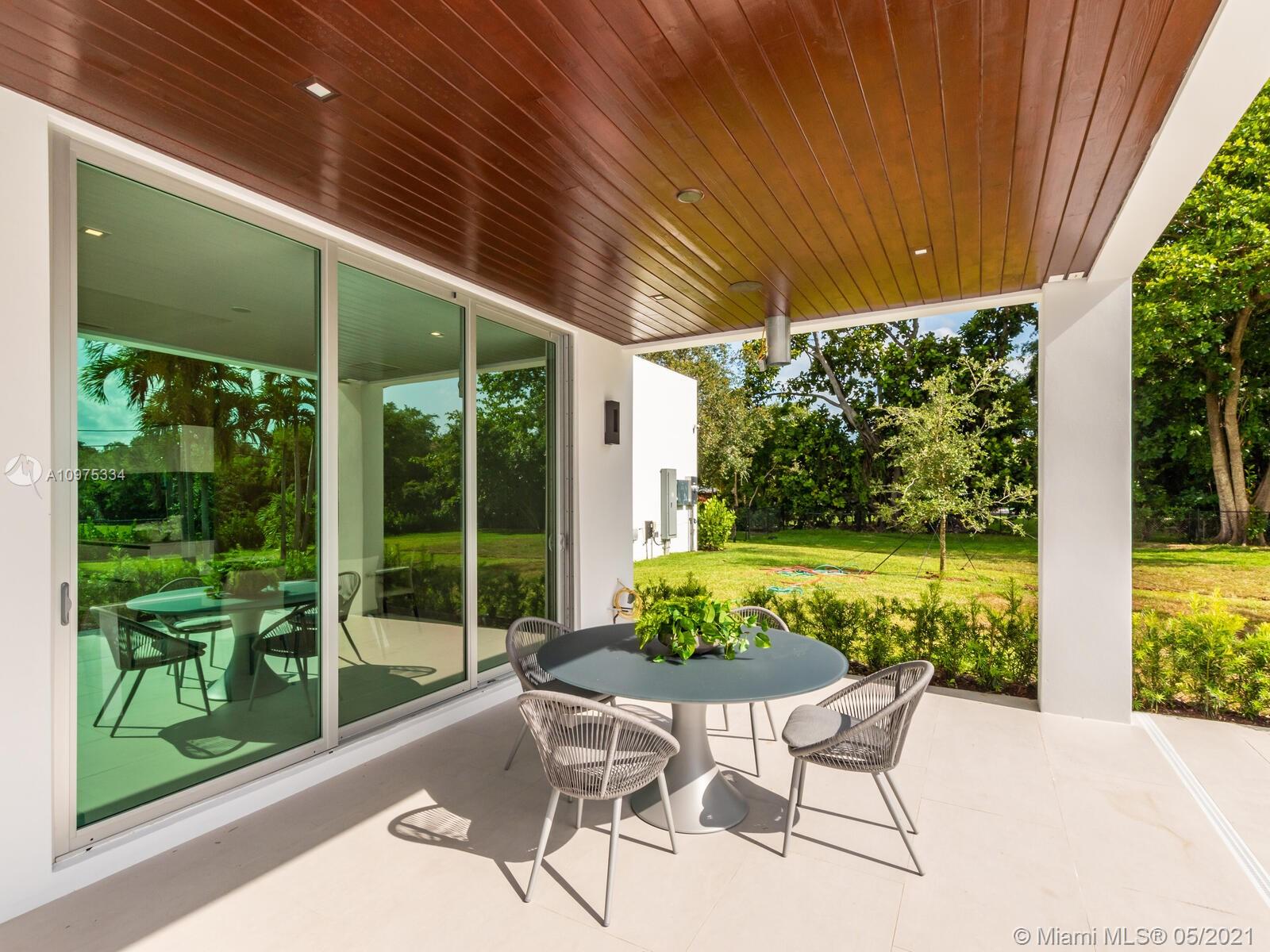 TOWN & RANCH ESTS - Residential