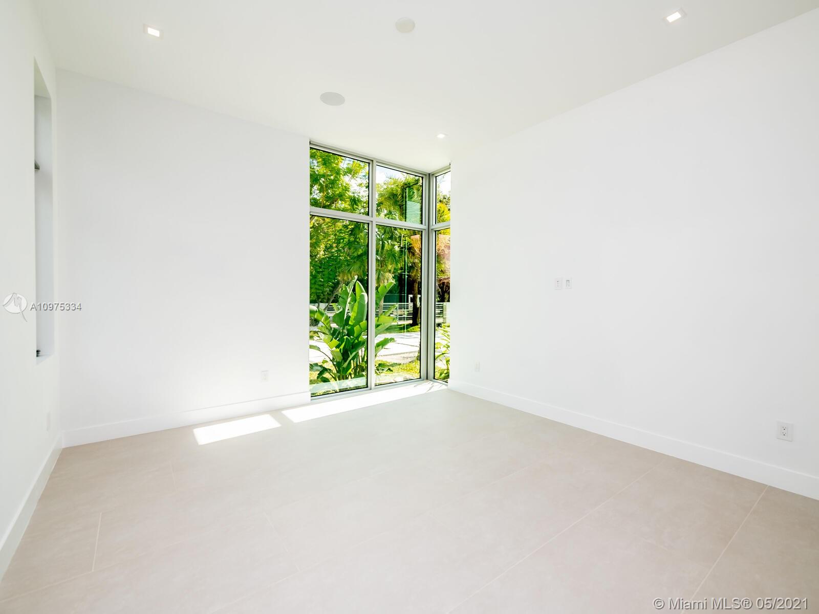 TOWN & RANCH ESTS - Residential