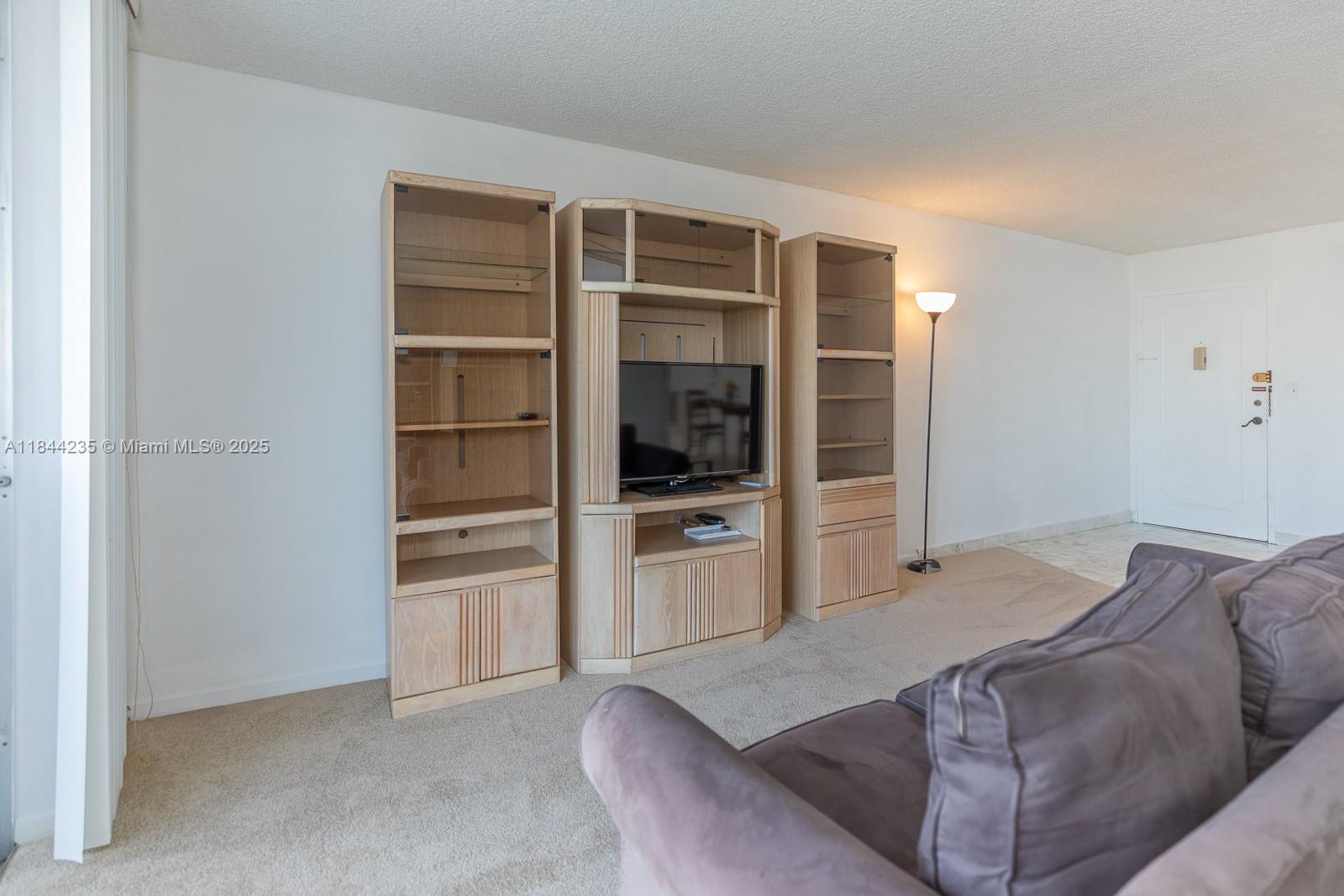 137 Golden Isles Dr 809