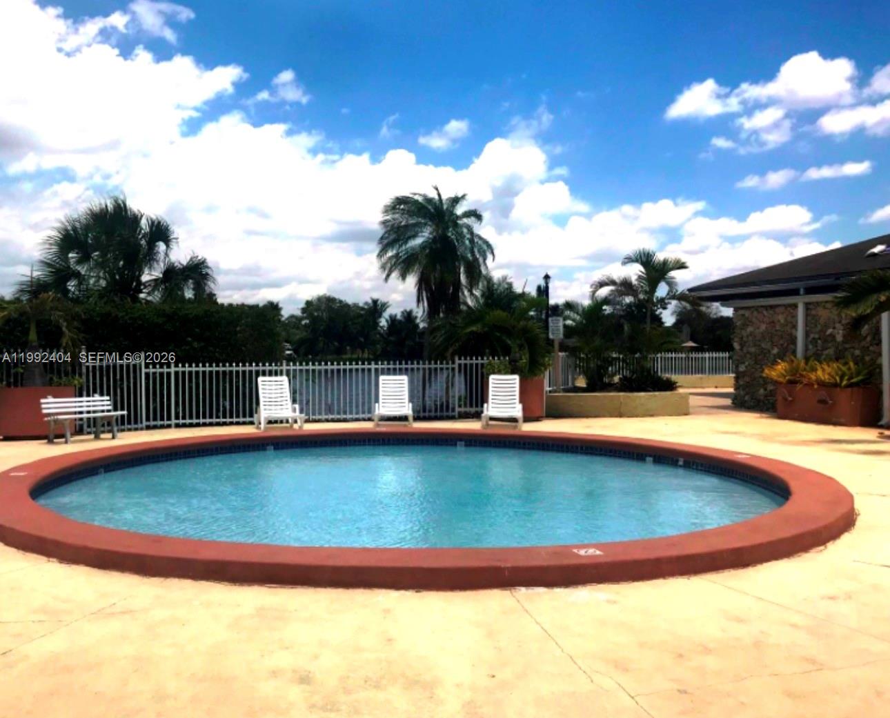 SNAPPER CREEK TOWNHOUSES - Residential