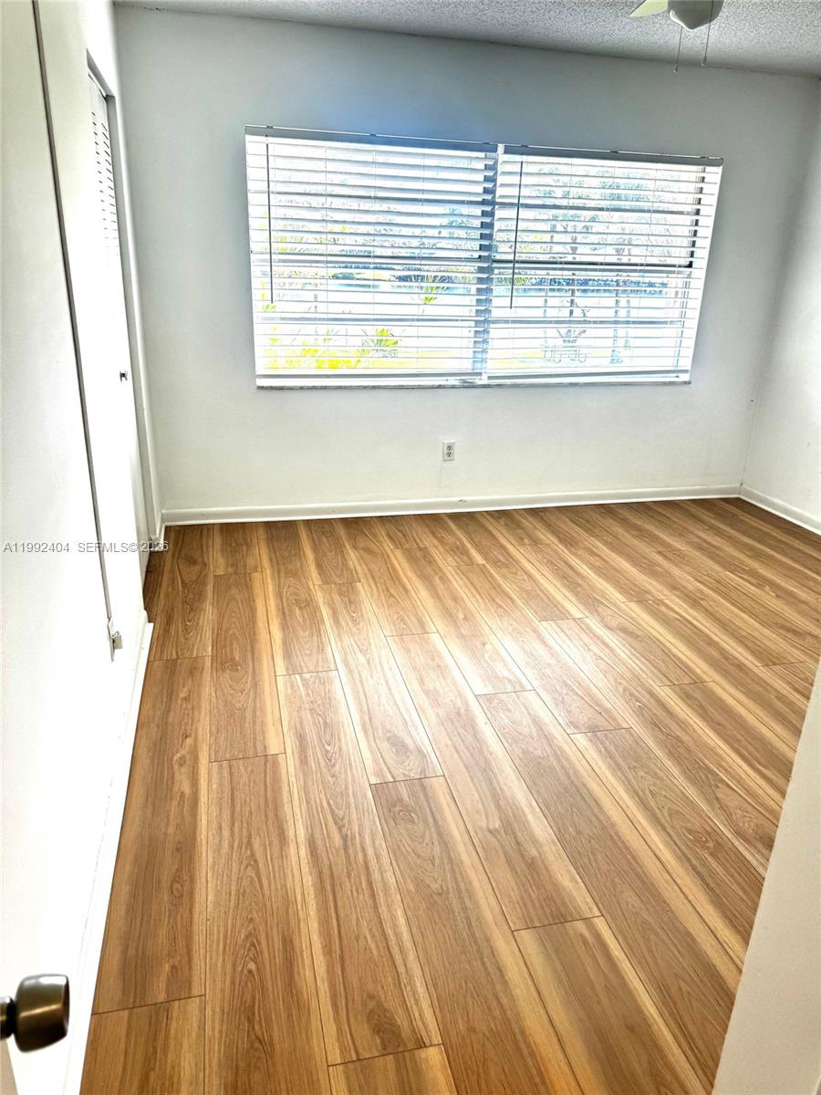 SNAPPER CREEK TOWNHOUSES - Residential