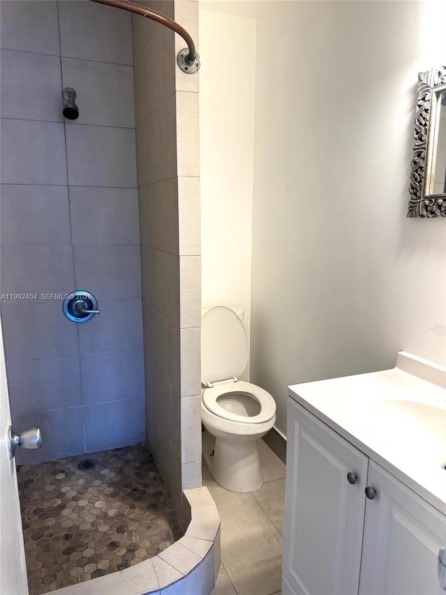 SNAPPER CREEK TOWNHOUSES - Residential