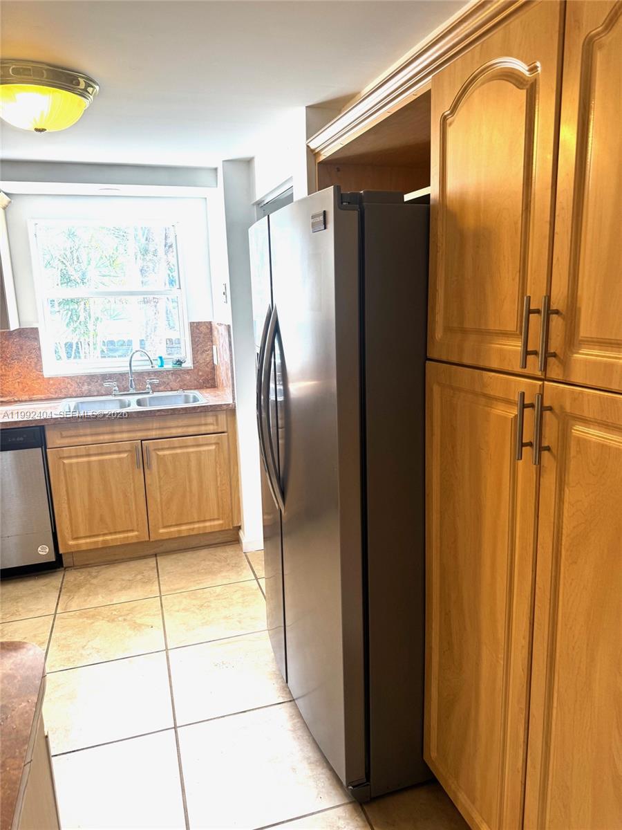 SNAPPER CREEK TOWNHOUSES - Residential