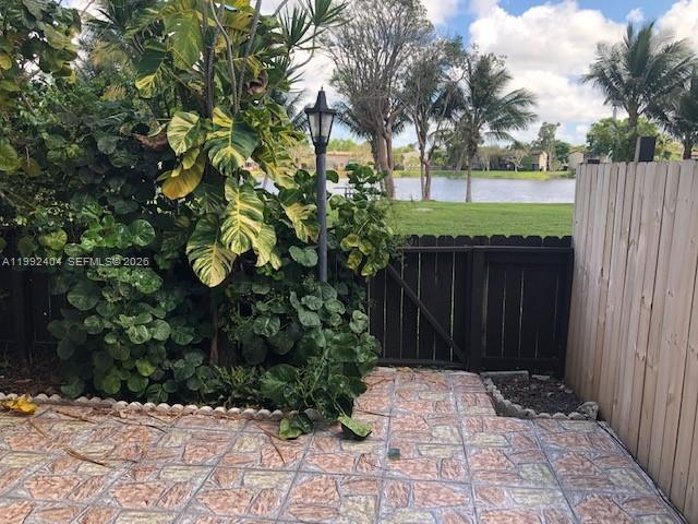 SNAPPER CREEK TOWNHOUSES - Residential