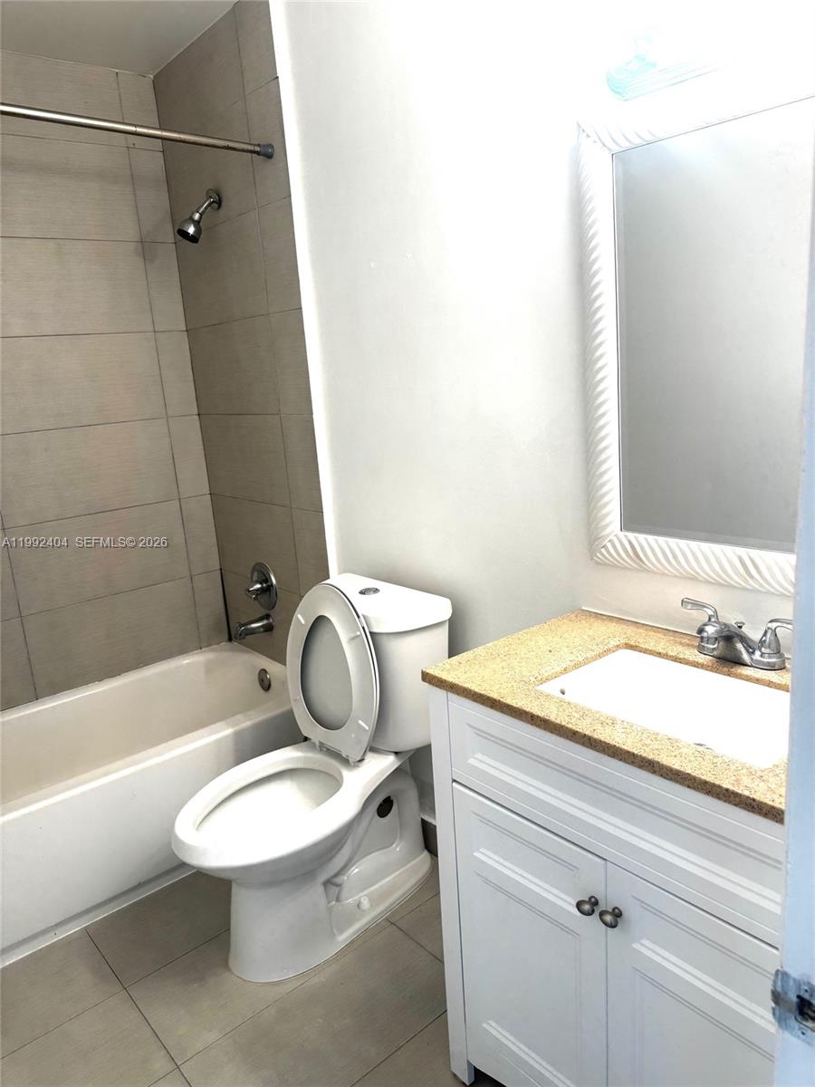 SNAPPER CREEK TOWNHOUSES - Residential