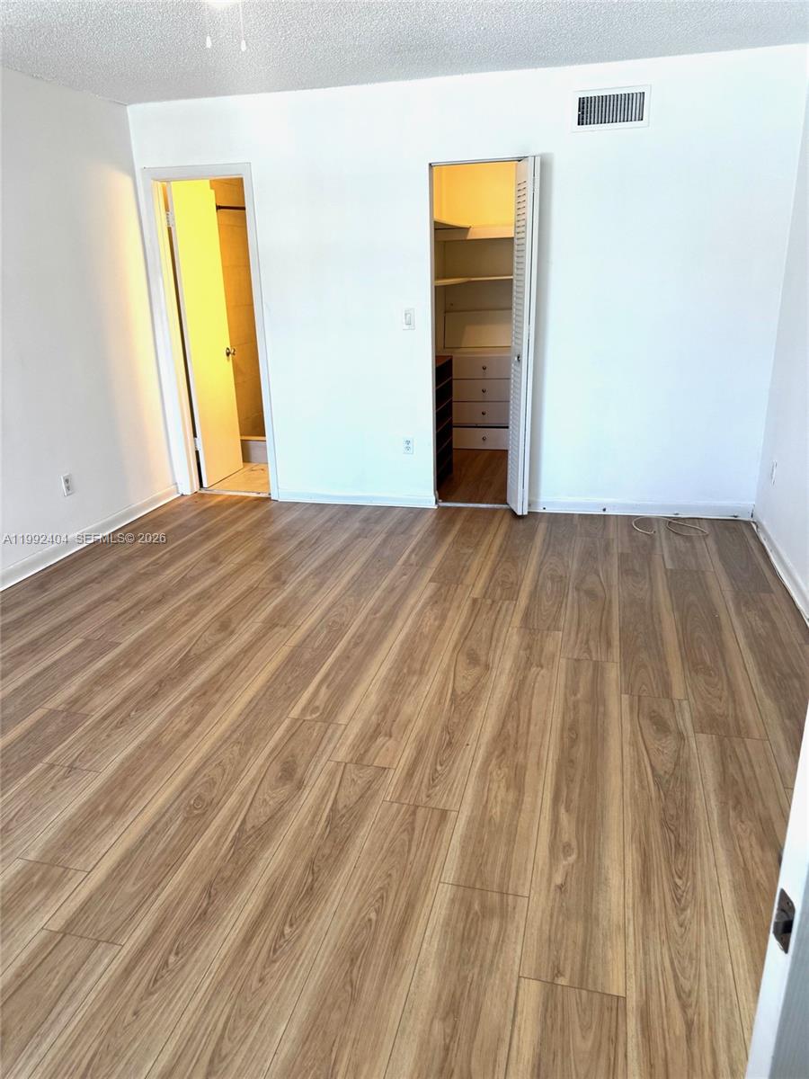 SNAPPER CREEK TOWNHOUSES - Residential