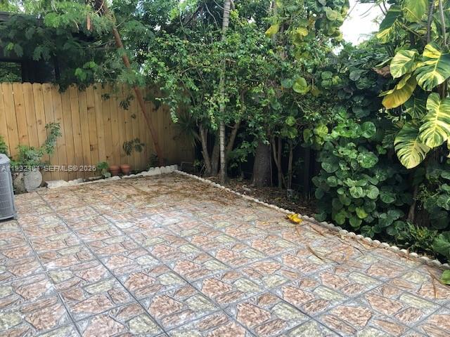 SNAPPER CREEK TOWNHOUSES - Residential