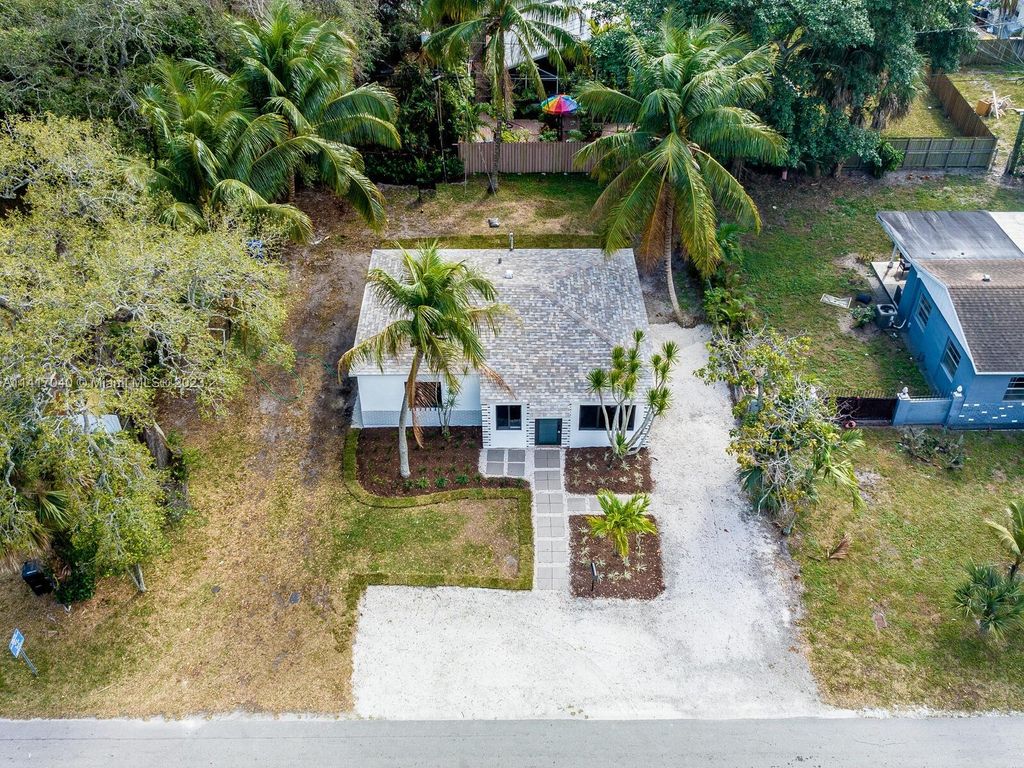 Photo of 1450 SW 29th St, Fort Lauderdale, FL 33315 (MLS # A11417040)